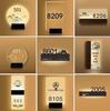 Placă de ușă de hotel luxoasă din acril cu LED, cu logo personalizat și număr de cameră