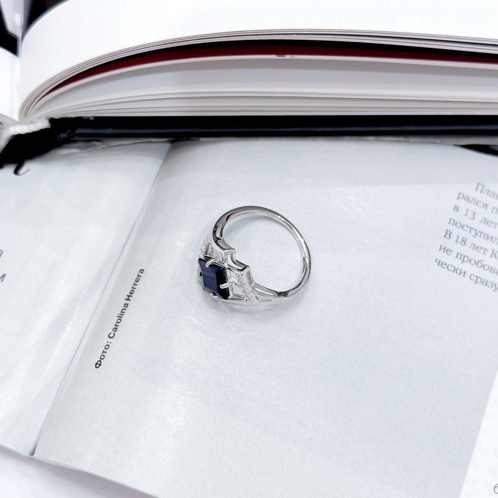 Bague en argent avec saphir naturel 2,13 ct, oxydes de zirconium, poids de l'article 3,22 g (2162612)