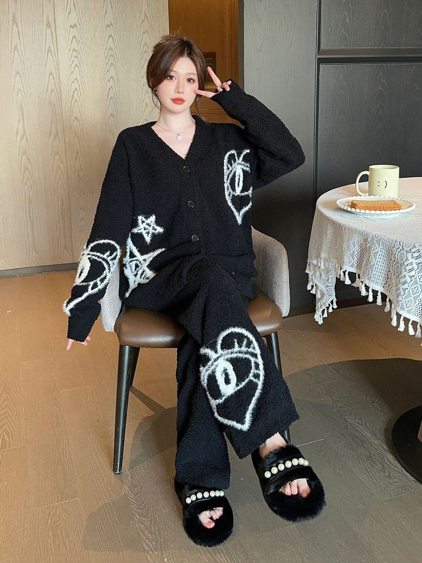 

In autumn and winter, thickened and velvet half-sided velvet loungewear is soft, warm and loose, and can be worn outside. Long-sleeved pajamas M