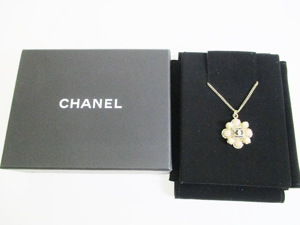 

Автентичне намисто CHANEL CC з білим і світло-рожевим камінням із золотим ланцюжком №7437 відремонтоване