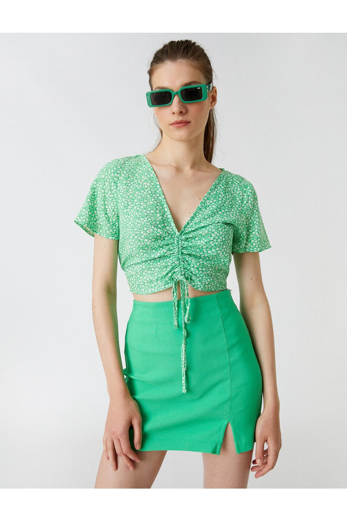 

Укороченная блузка с V-образным вырезом и складками