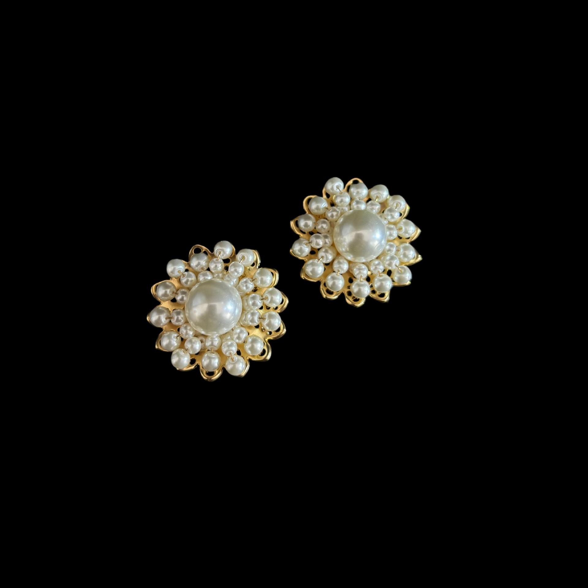 

Medieval Earrings Classic Rice Beads Woven Hollow Metal Sun Flower Ear Shot High Sense Versatile Imitation Pearl Earrings Women