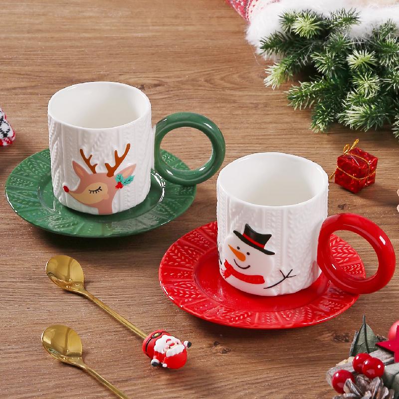 Relief-Körnung Handbemalte Keramiktassen und Untertassen Kreatives Handbemaltes Weihnachtsmann Rentier Kaffeetassen-Set Trink-Feiertagsgeschenke
