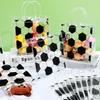 12 Pezzi Sacchetti Regalo Calcio in PVC Trasparente con Manici Sacchetti a Tema Sportivo all'Ingrosso Sacchetti per Dolcetti Sacchetti Avvolgimento Regalo Squadra Borse Tote a Tema Calcio