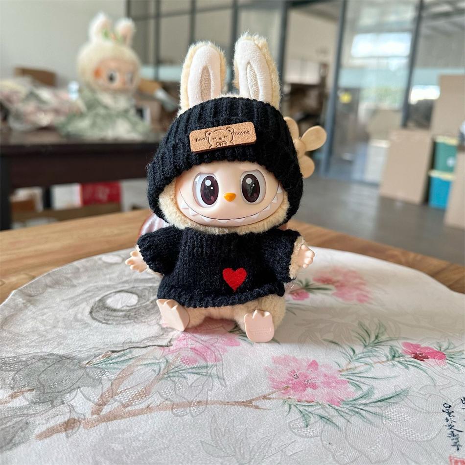 Roztomilé doplňky pro panenku Labubu Bunny s pleteným oblečením, králičími ušima, kloboukem a svetrem se srdíčkem pro sběratele hraček, oblečení pro Labubu
