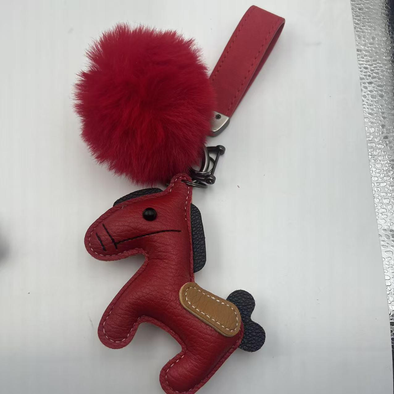 Creative PU Leather Horse Keychain Pendant - Small Gift Accessory красный