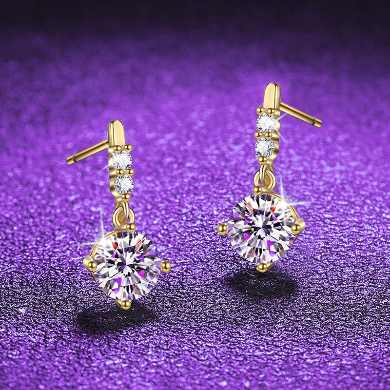 Wykwintne Złote Kolczyki Sztyfty z Moissanitem na Wszechstronnym Srebrze Próby 925