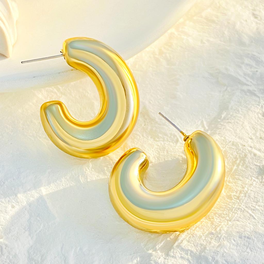 New Retro High-end Hollow Earrings Women's French Trend Gold-plated Light Luxury Temperament Plain Ring Earrings Women