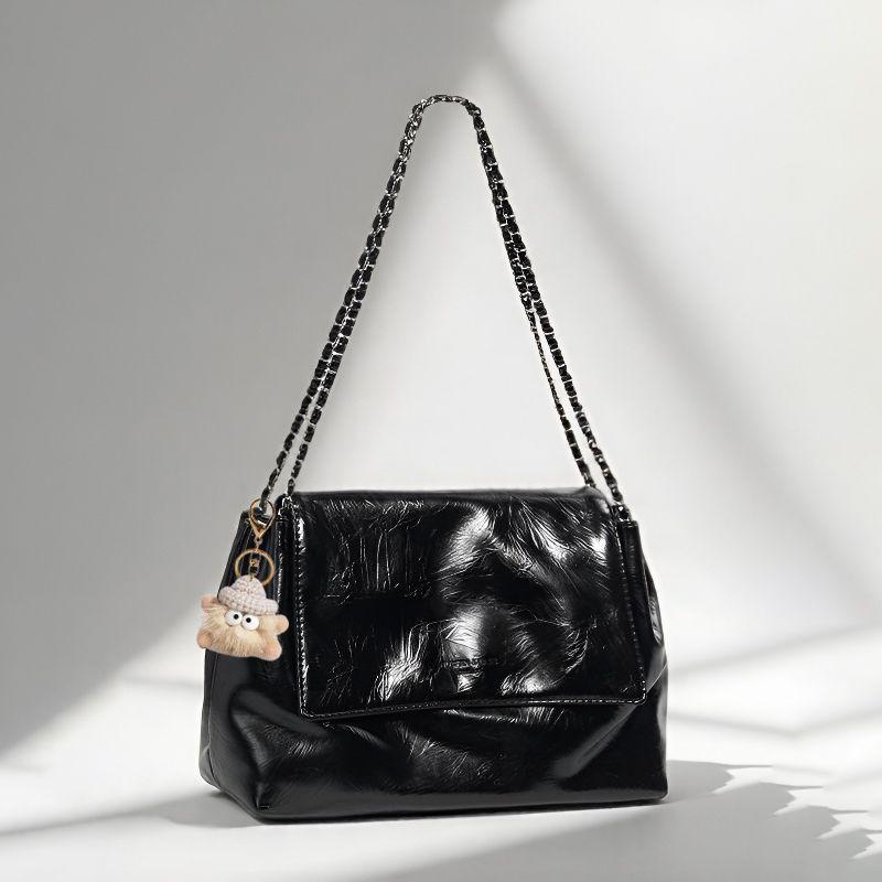 Premium chain underarm bag New handbag Fashion versatile shoulder bag Large capacity commuter tote bag