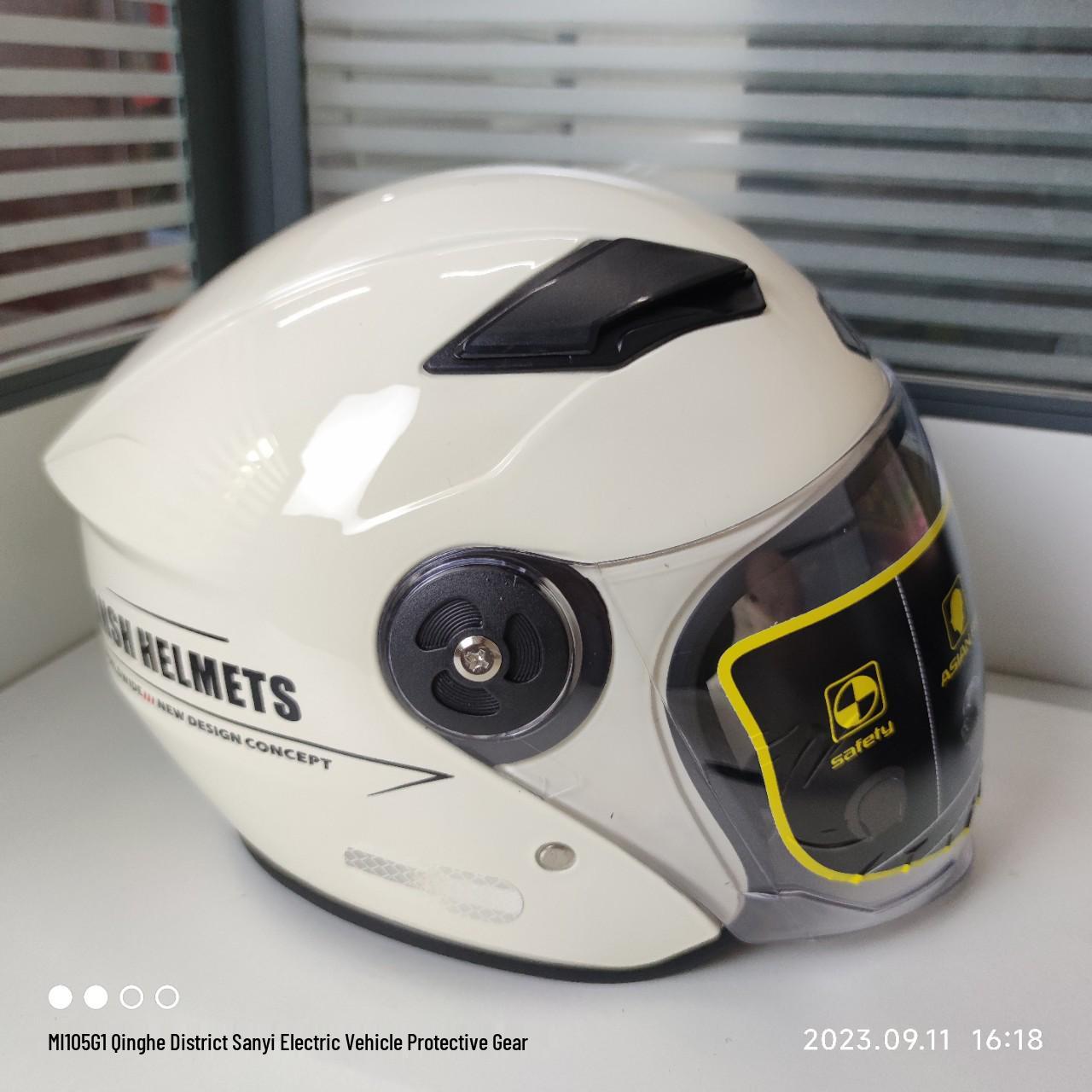 Unisex Winter Electric Vehicle Helmet: Warm, Cute, and Safe Ivory White