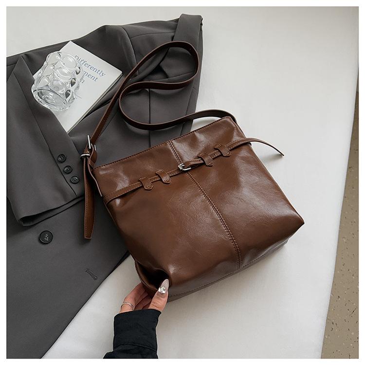 Retro large-capacity tote bag women's 2025 new fashion high-end commuter big bag design single shoulder messenger bag