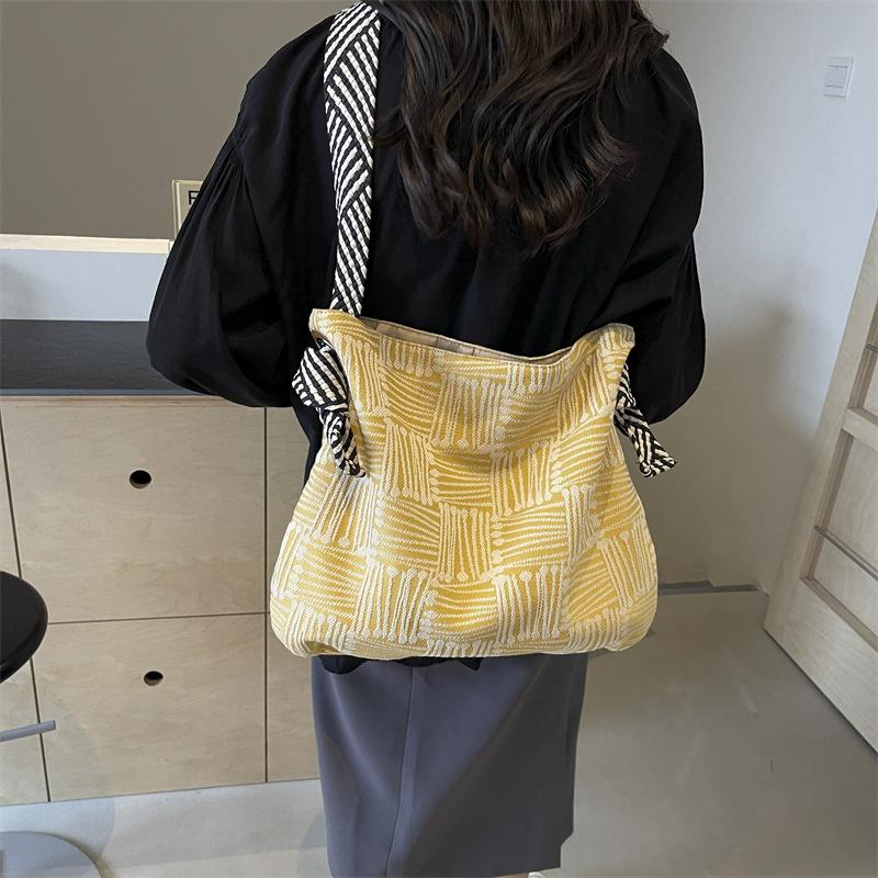 Women's Cloth Bag with Large Capacity, New Style In 2024 for Autumn and Winter, Versatile Canvas Bag, Messenger Bag, Casual Style, Commuting Tote Bag