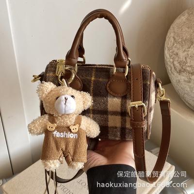 Bolsa xadrez de lã feminina 2025 super quente novo senso de design de nicho ombro único bolsa travesseiro crossbody bolsa Boston maré