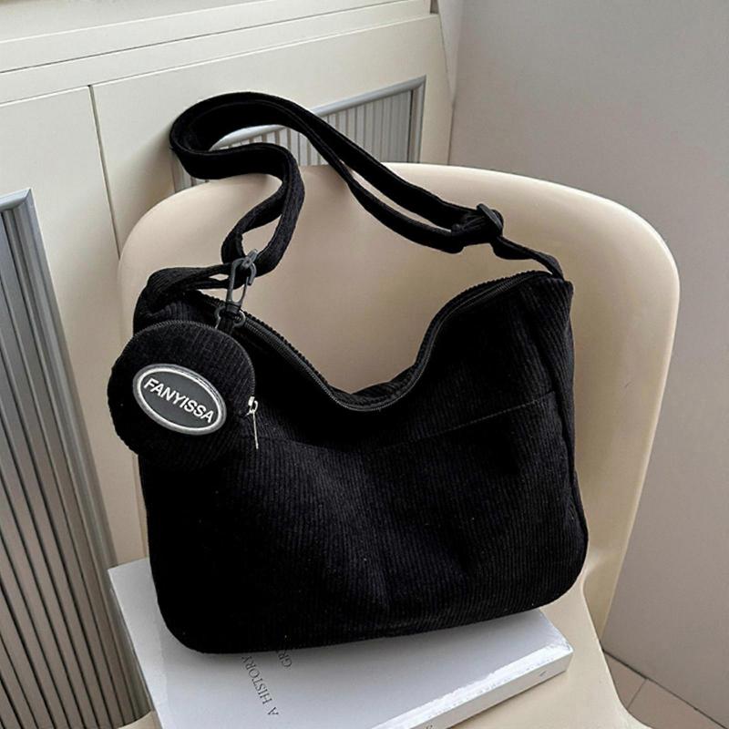 Unik axelväska i manchester med gott om plats Bekväm för vardagsbruk Rymlig insida för affärer eller dagligen Vit