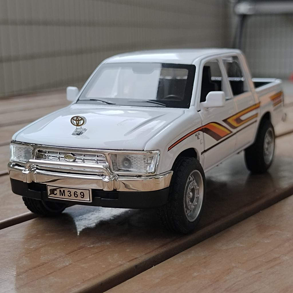 Miniatures 1/32 Toyota Hilux Off Road Pickup Truck Alloy Diecast Model Sound & Light Pull Back Toy Birthday Present for Children