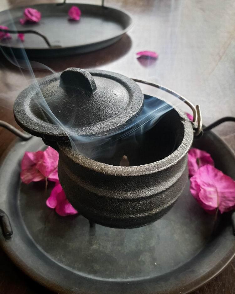 Handmade Cast Iron Geometric Tripod Pot: Retro Ornaments & Ritual Decor