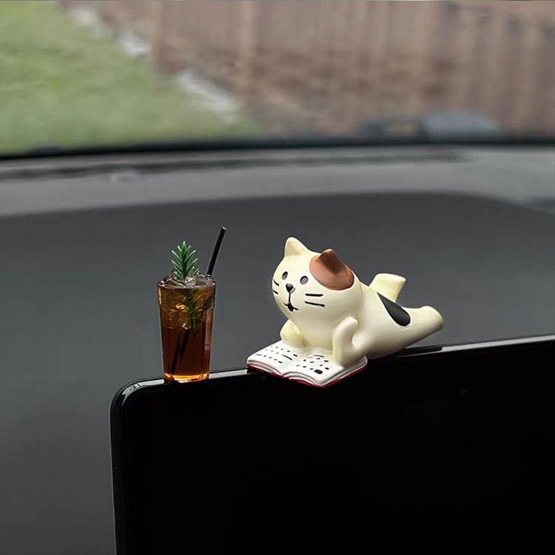 Japanese Cat Console Ornament: Trendy ZAKKA Resin Figure for Desktop or Car