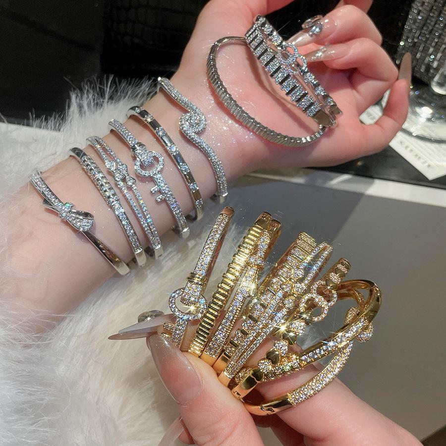 Brățară cu Cataramă Inimă din Zirconiu Placată cu Aur de 18K - Bijuterie Elegantă pentru Femei