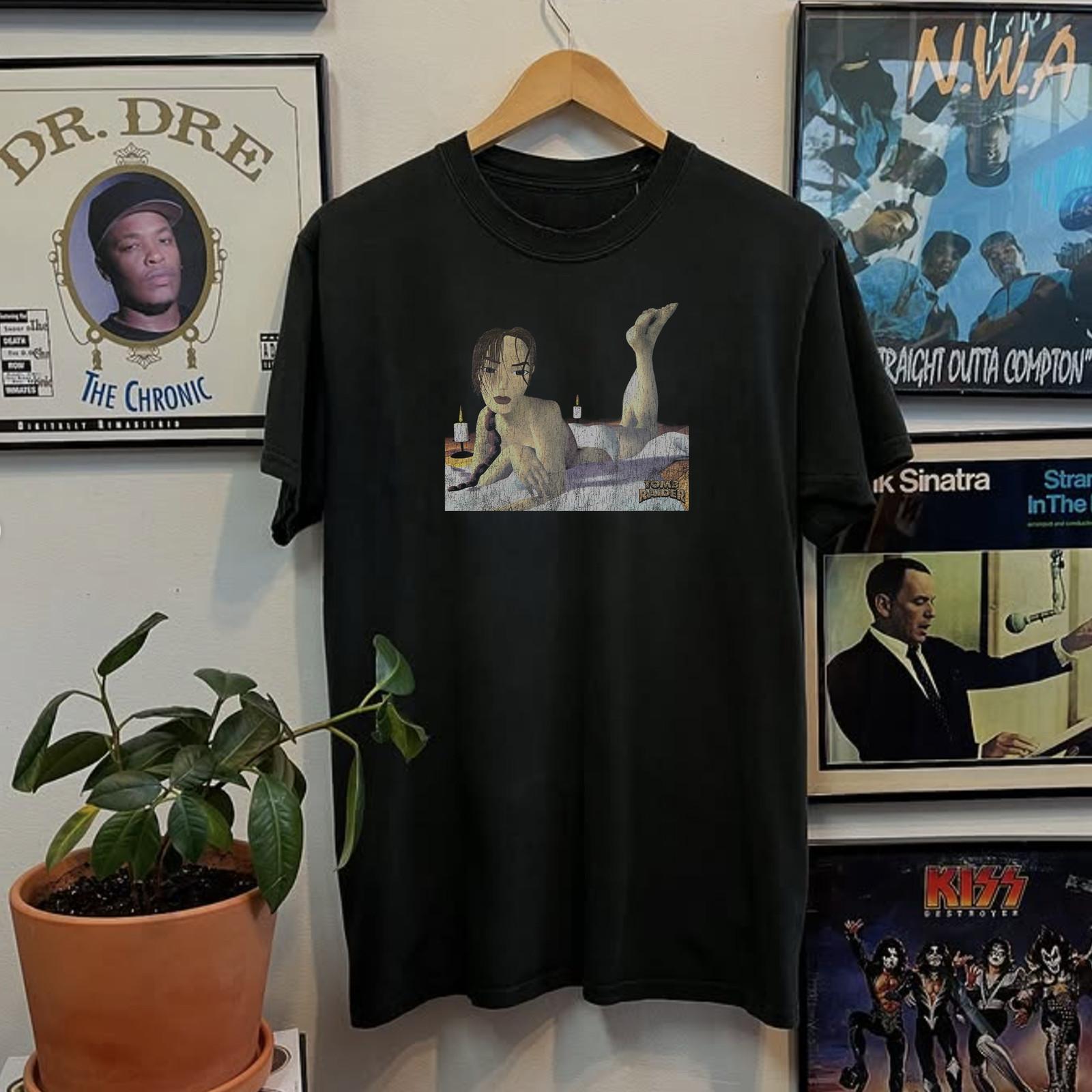 Tomb Raider Lara Croft Aged T-Shirt Black L S