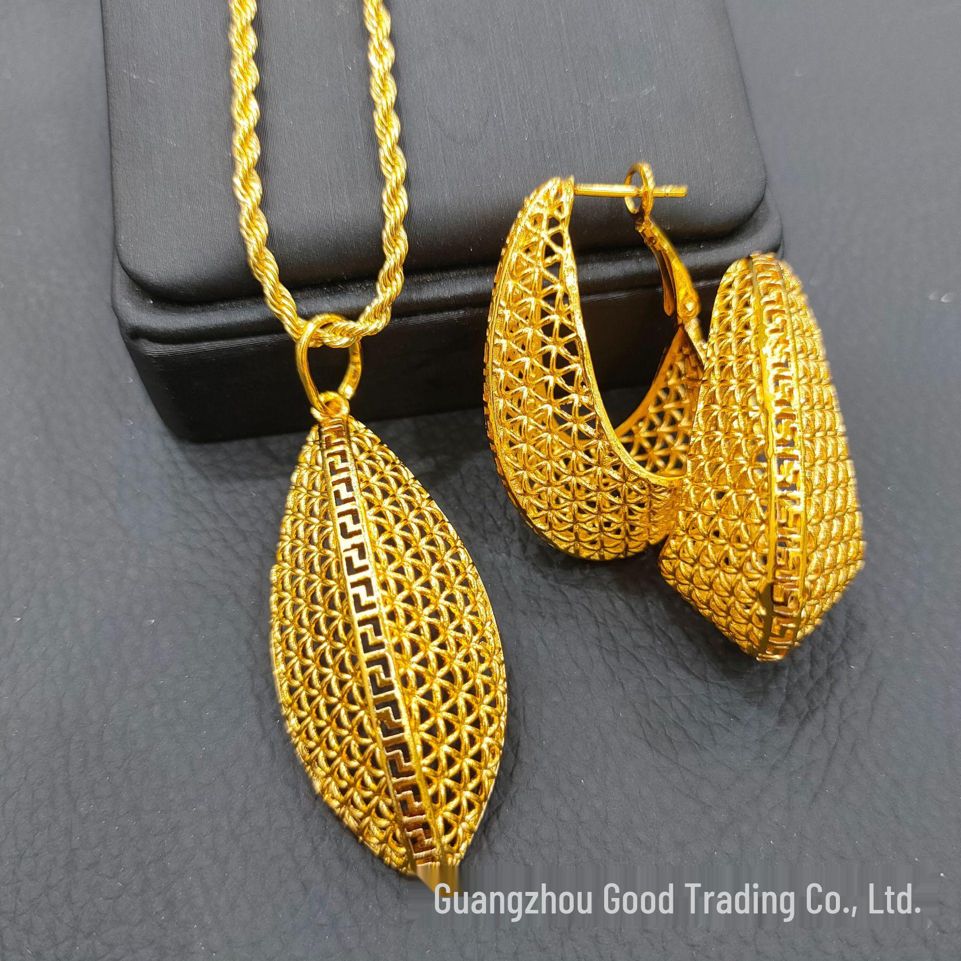 

Ювелирный набор из латуни с покрытием из 24-каратного золота: Подвеска, Серьги и Ожерелье для Женщин – Вдохновение Ближним Востоком и Африкой