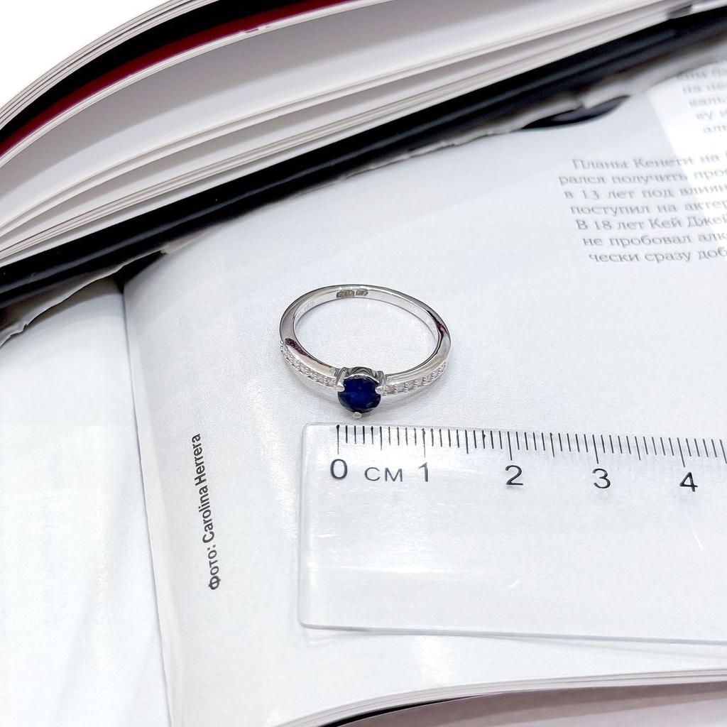 Серебряное кольцо с натуральным сапфиром 0.88ct, фианитами, вес изделия 2,1 гр (2164975)