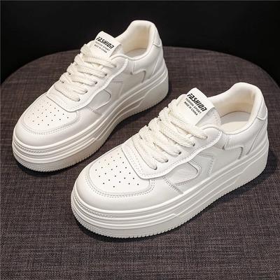 Direktverkauf ab Werk 2025 Sommer neue dicksohlige kleine weiße Schuhe Damen vielseitige Frühling und Herbst Muffin beliebte Freizeit Sport Board Schuhe