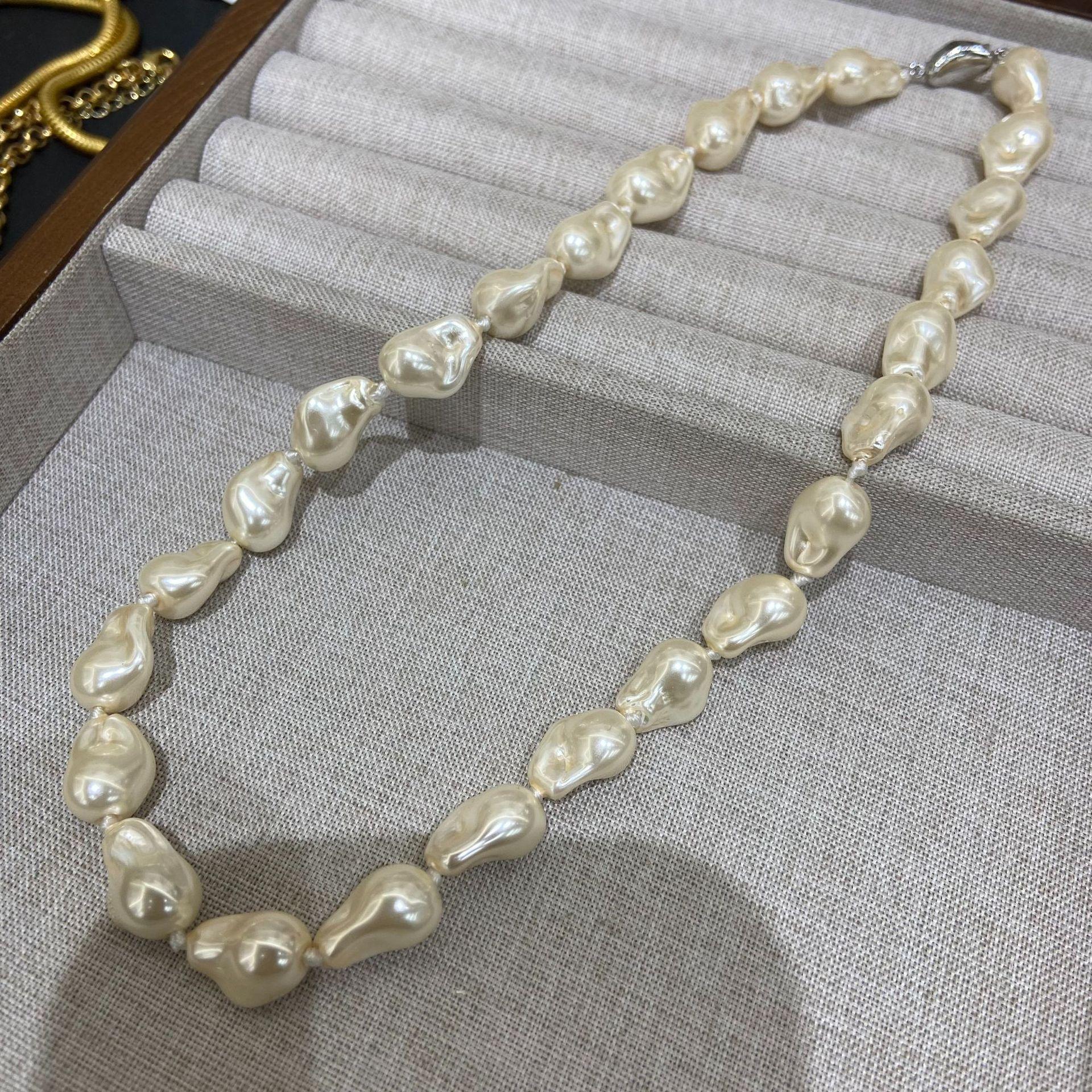 

French Retro Baroque Imitation Necklace Collarbone Chain Versatile Mermaid Ji Fish Tail Bead Light Luxury Niche Women S Necklace