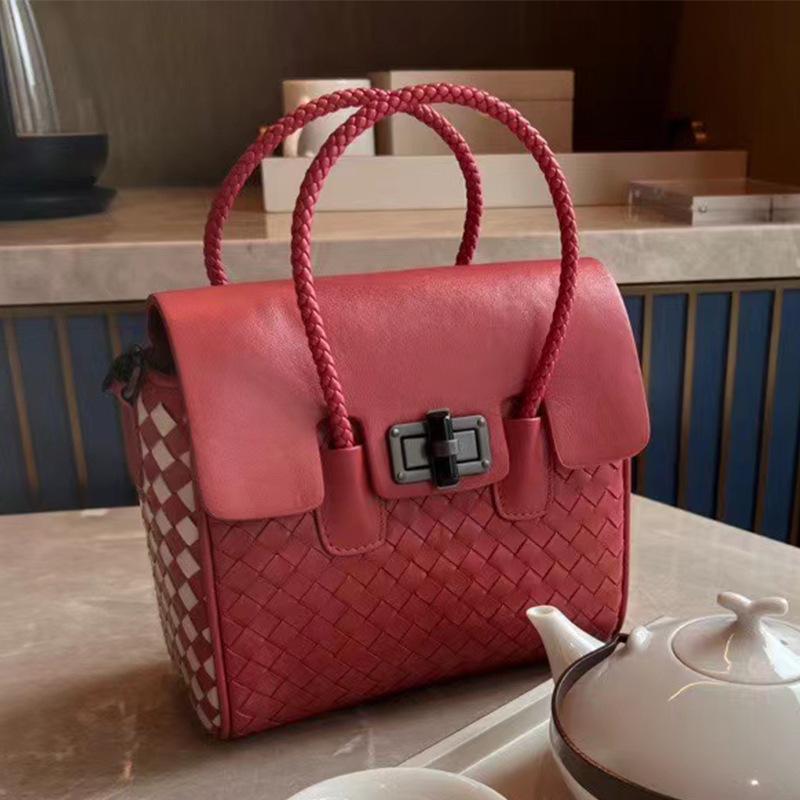 Geantă din piele de oaie 2025, nouă geantă de mână țesătă manual, cu senzație de înaltă culoare, culoare contrastantă, cu un singur umăr.