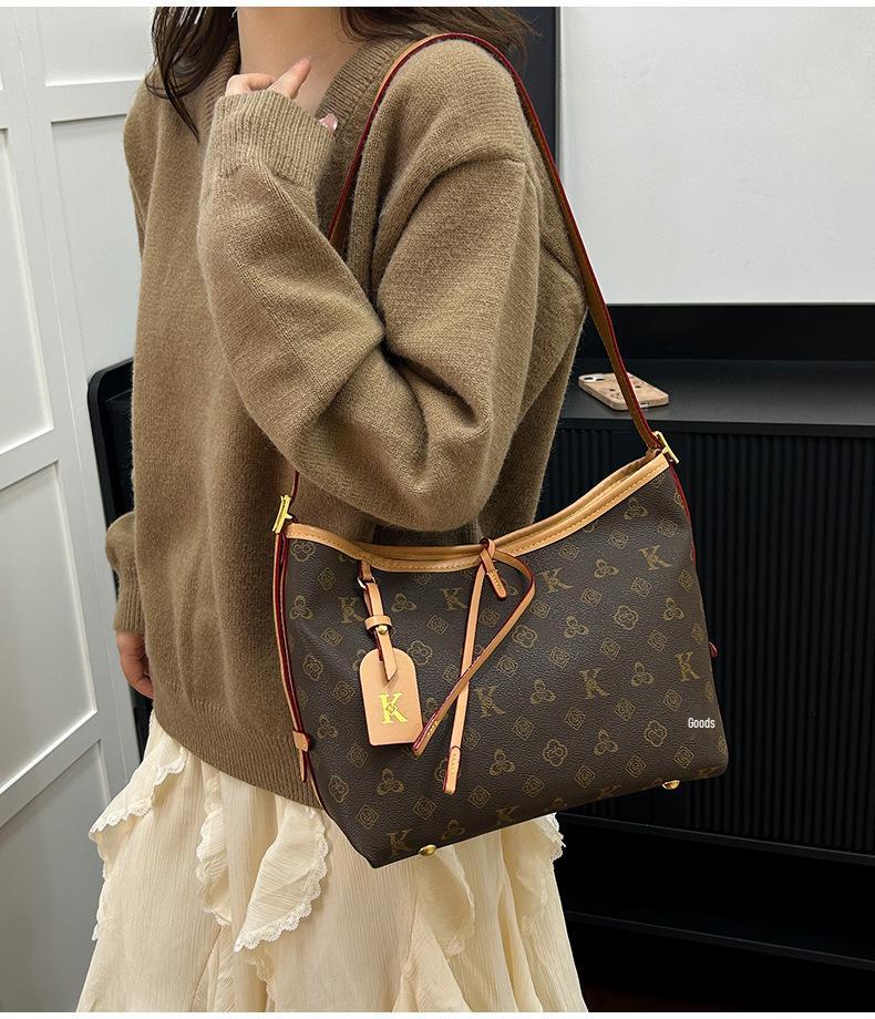 Elegant Floral Women's Tote: New Large-Capacity, Lightweight, Fashionable, Versatile Commuter Underarm Bag.