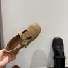 Einzelne Schuhe geschnitzt quadratischer Kopf flache Öffnung flacher Boden kleine Lederschuhe Nischen-Design Herbst