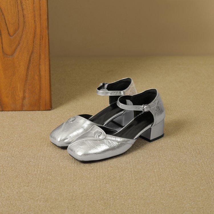Baotou 2025 summer new retro summer camellia sandals French single shoes versatile leather shoes temperament women's shoes square head