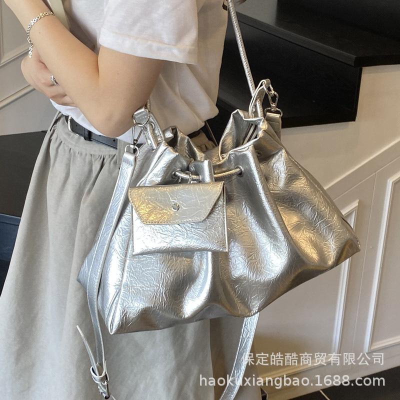 Premium bag 2025 new fashion versatile super fire shoulder bag large capacity commuter messenger bucket tote bag