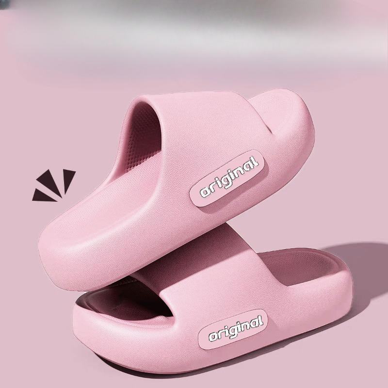 Tragen Sie Schuhe mit dicken Sohlen, die sich anfühlen, als würde man auf Kacke treten, und tragen Sie sowohl drinnen als auch draußen geräuschlose und rutschfeste Flip-Flops.