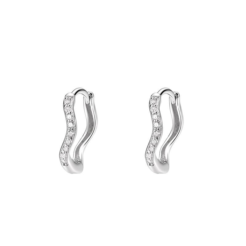 

Серьги-кольца с волнистым узором и бриллиантами имеют выразительный дизайн и подходят для универсальных моделей.