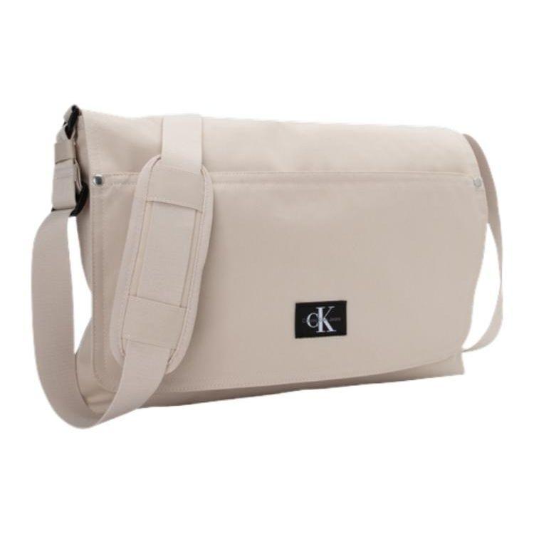 Calvin Klein Borsa a tracolla in tessuto minimalista con patta e logo per pendolari, tracolla regolabile, taglia media da uomo, Milk HH3758-265