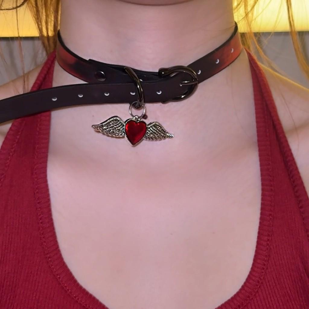 Chique Pittige Meisje Leren Bel Choker Ketting – Uniek Minderheidsontwerp