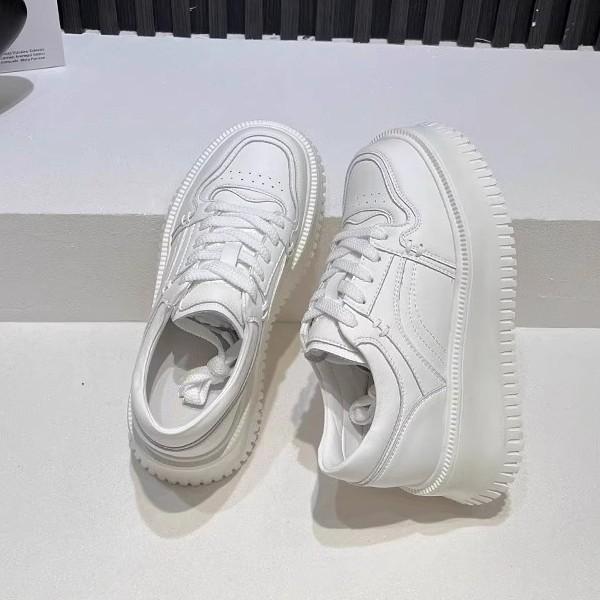 Popular literary and artistic spring little white shoes Korean version of muffin bottom student board shoes 2025 new trendy small sports shoes