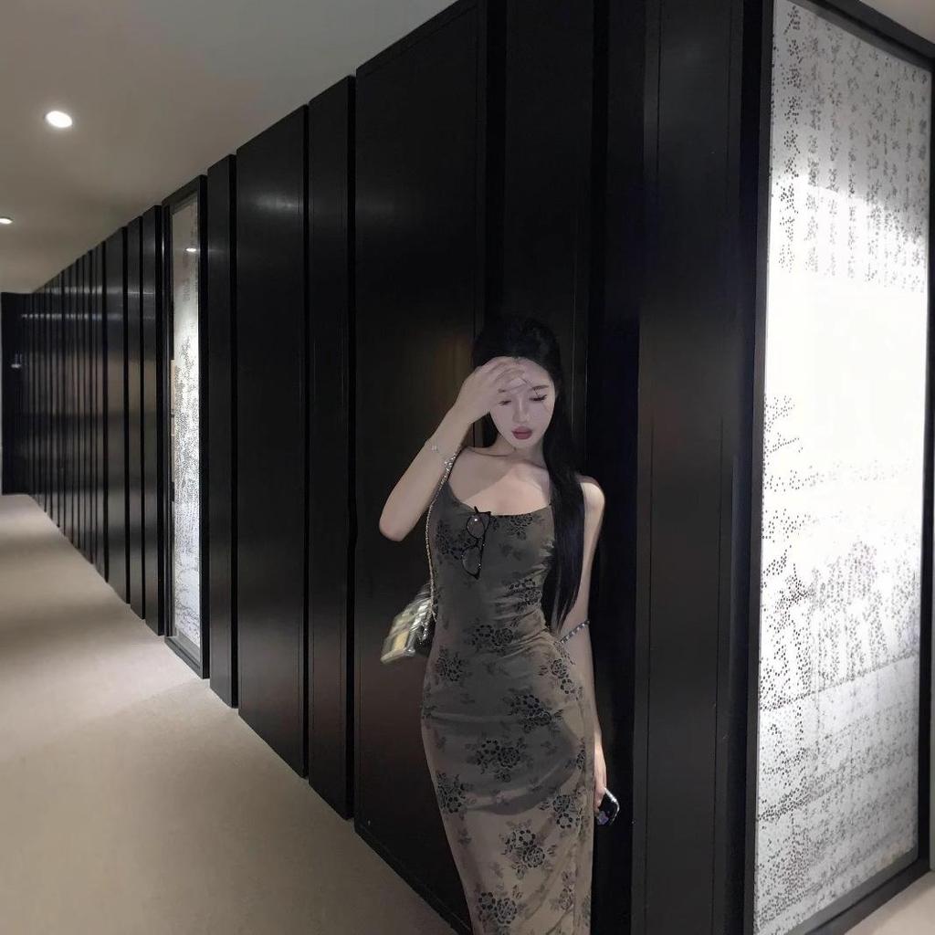 Schickes französisches Camisole-Kleid mit schwarzem Print: Elegantes, taillenförmiges Design für einen schlankmachenden, raffinierten Look.