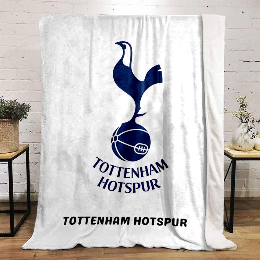 Ein Hahn steht auf einem Fußball über den Worten „Tottenham Hotspur“. Decke für alle Jahreszeiten Mittagspause Überwurf Geschenk