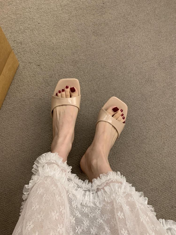 

French thick heel open-toed square head one-word slippers summer 2025 new temperament French women s shoes open-toed sandals 40