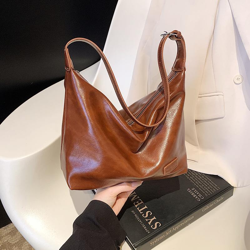 Large Capacity Bag Women's Fashion Versatile New Retro Simple Shoulder Messenger Bag Commuter Dumpling Bag