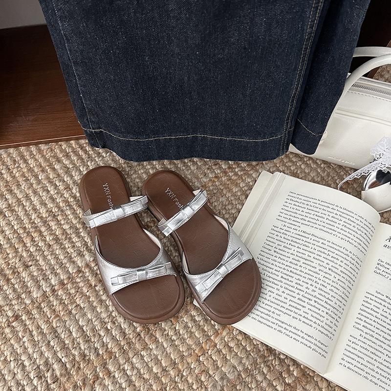 

Design sense niche flat-bottomed cool slippers women s 2025 summer new retro bow word with open-toed cool slippers 40 серебряный