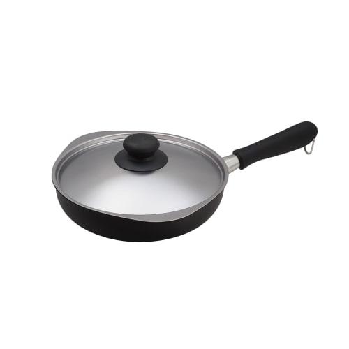 Yanagi Sori (Yanagi Sori) Sori Yanagi Non-stick Magma Plate Iron Frying Pan with a textured iron surface, IH compatible, 22cm, with lid. It absorbs oi