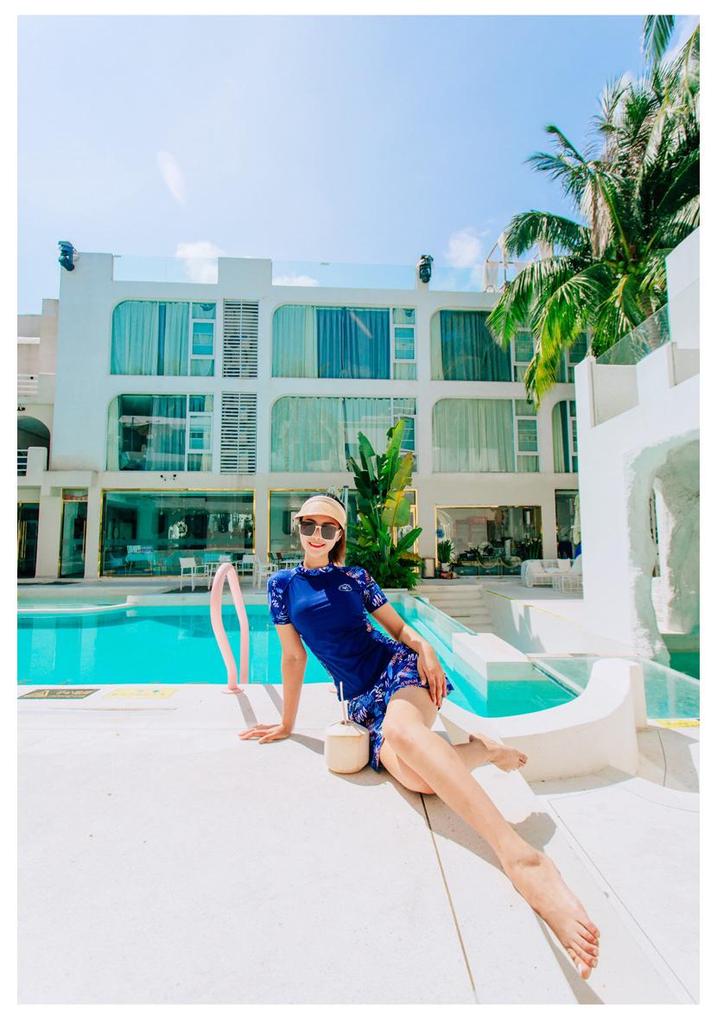 Women's Short-Sleeve Two-Piece Swimsuit: Slimming, Tummy-Covering; Ideal for Swimming, Hot Springs, Beach, or Surfing.