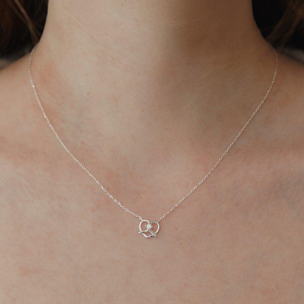 (92.5 Silver) Pretzel Heart Necklace Nz2155