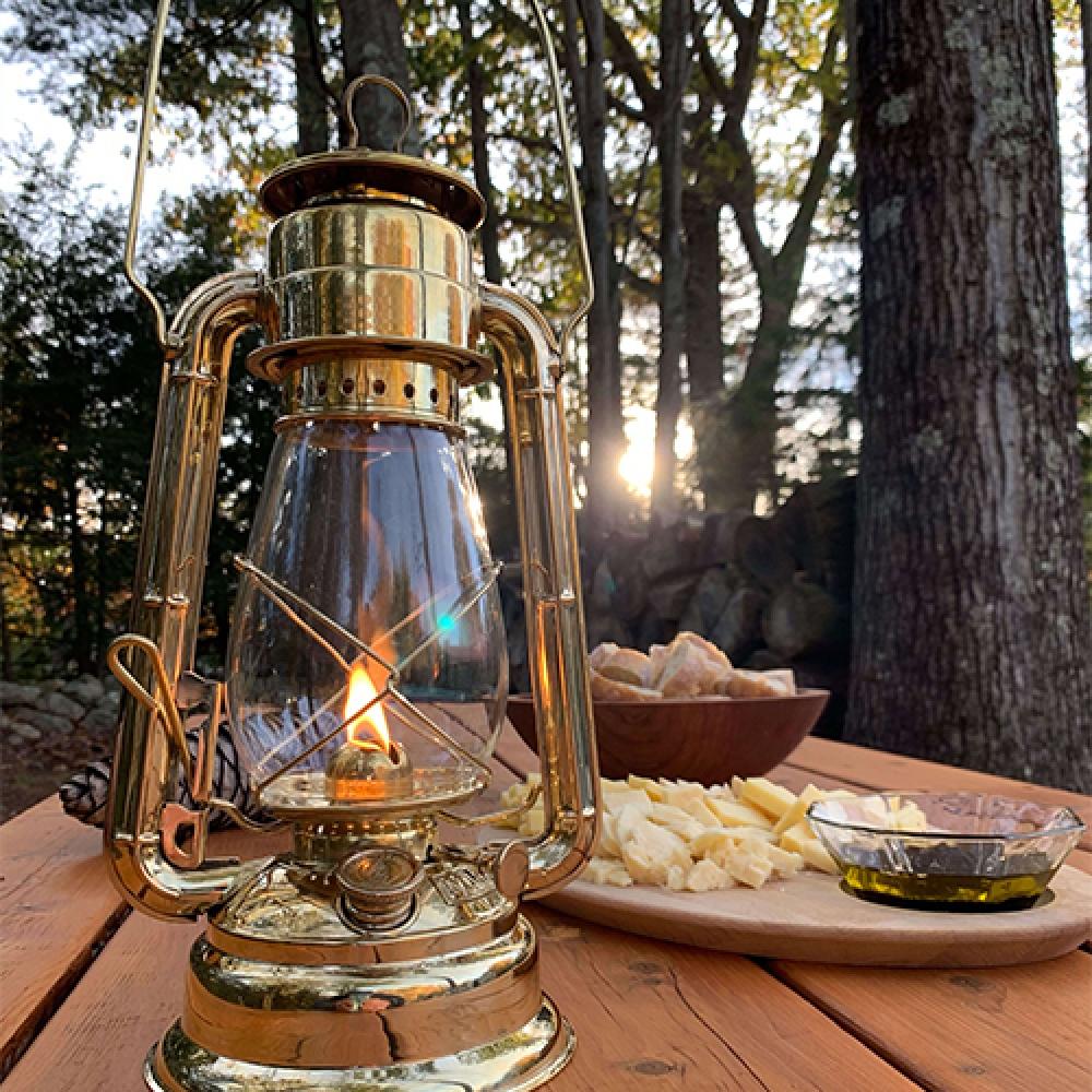           Vermont Lanterns Lantern Hurricane Oil Lantern 12.5   31.75cm  Brass