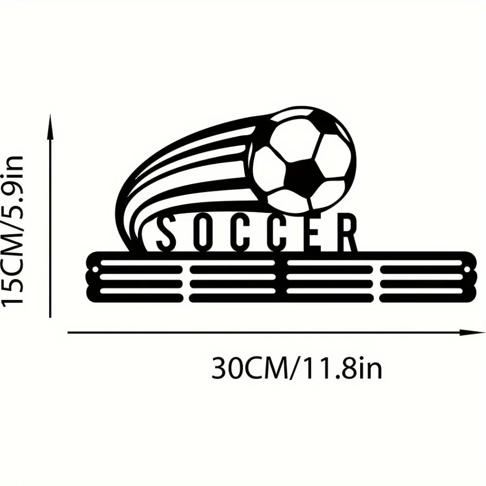 Charmantes Fußballmedaillen-Display - Metall-Wandkunst. Ein entzückender Halter für Fußballauszeichnungen und Bänder, ideal für Mannschaftsgeschenke.