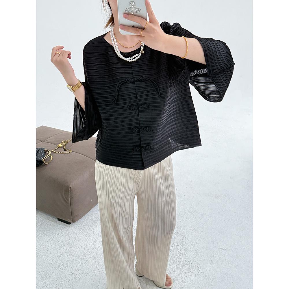 

2025 Spring/Summer Pleated Frog Button Cardigan - Seven-Sleeve Slimming Versatile Women s Jacket One Size светло-фиолетовый