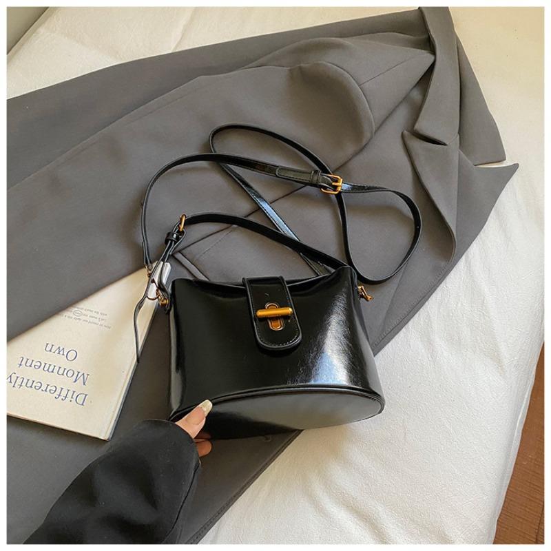 Hand carry trendy bucket bag women's autumn new niche fashion simple shoulder bag high value casual women's bag