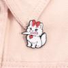 Carino Gatto Persiano Con Coltello Spilla Smaltata Animale Cartone Animato Spilla Metallica Risvolto Zaino Distintivo Gioielli alla Moda Regalo per Amici
